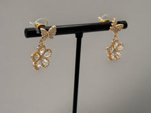 Load image into Gallery viewer, Petal Earrings