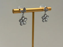 Load image into Gallery viewer, Petal Earrings