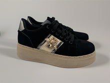 Load image into Gallery viewer, Bee trainers