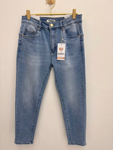 Load image into Gallery viewer, Vicky Jeans - light