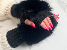 Load image into Gallery viewer, Holly Gloves - 2 colours