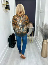 Load image into Gallery viewer, Trés chic top
