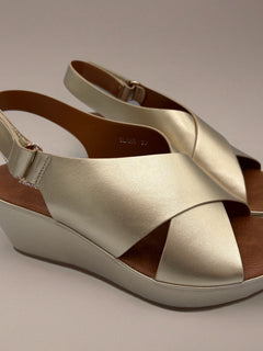 Load image into Gallery viewer, Clara wedges - gold
