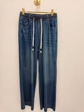 Load image into Gallery viewer, Toni jeans - 4 sizes
