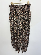 Load image into Gallery viewer, Mandy trousers - Leopard. 2 Colours
