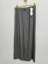 Load image into Gallery viewer, Drew trousers - 5 colours, 2 sizes
