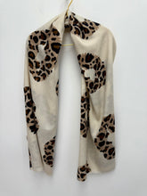 Load image into Gallery viewer, Lips scarf - 2 colours
