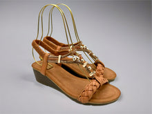 Load image into Gallery viewer, Claudia wedges - Camel
