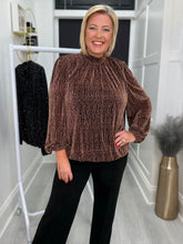 Load image into Gallery viewer, Kylie top - 2 Colours, 4 sizes
