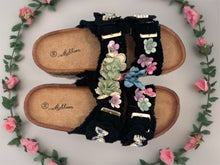 Load image into Gallery viewer, Petal sandals - black
