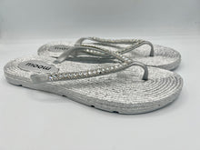 Load image into Gallery viewer, Cherie flip flops - silver
