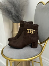 Load image into Gallery viewer, Zelda boots - Chocolate brown
