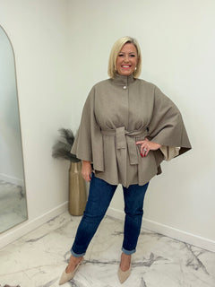 Load image into Gallery viewer, Mariah cape
