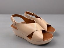 Load image into Gallery viewer, Clara wedges - nude
