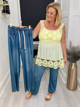 Load image into Gallery viewer, Toni jeans - 4 sizes
