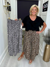 Load image into Gallery viewer, Mandy trousers - Leopard. 2 Colours
