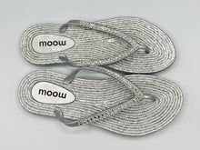 Load image into Gallery viewer, Cherie flip flops - silver
