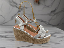 Load image into Gallery viewer, Courtney wedges - Silver
