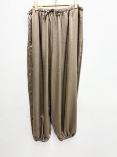 Load image into Gallery viewer, Glam trousers - 2 Sizes
