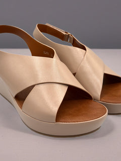 Load image into Gallery viewer, Clara wedges - nude
