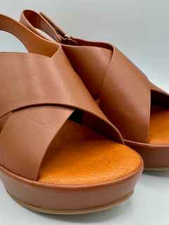 Load image into Gallery viewer, Clara wedges - tan
