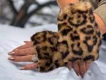Load image into Gallery viewer, Leona Gloves - 2 colours
