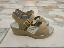 Load image into Gallery viewer, Harmony wedges - beige
