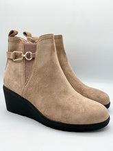 Load image into Gallery viewer, Tara boots - beige
