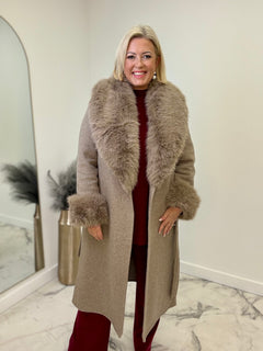 Load image into Gallery viewer, Kayla coat - 2 sizes
