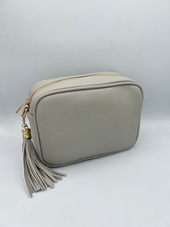 Load image into Gallery viewer, Tassel bag - Gold Metalwork
