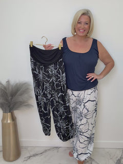 Load and play video in Gallery viewer, Martine trousers
