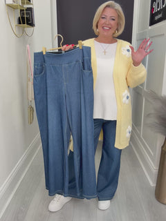 Load and play video in Gallery viewer, Josie jeans - 3 sizes. LAST PAIR

