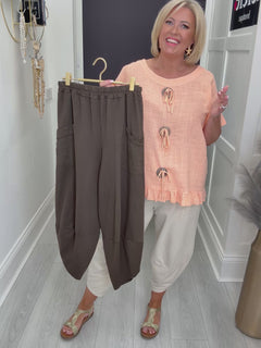 Load and play video in Gallery viewer, Paige trousers
