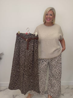 Load and play video in Gallery viewer, Mila trousers
