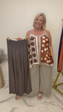 Load and play video in Gallery viewer, Sian trousers

