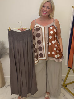 Load and play video in Gallery viewer, Sian trousers
