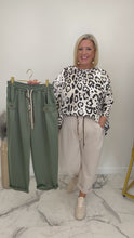 Load and play video in Gallery viewer, Tori trousers
