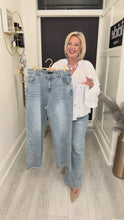 Load and play video in Gallery viewer, Jessica jeans
