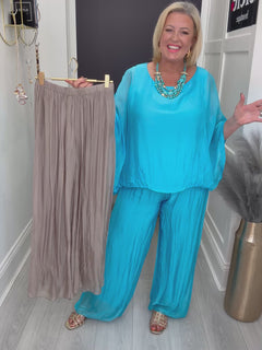 Load and play video in Gallery viewer, Eva trousers
