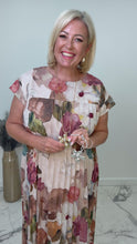 Load and play video in Gallery viewer, Daisy Necklace - 2 colours
