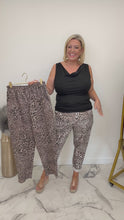 Load and play video in Gallery viewer, Donna magic trousers
