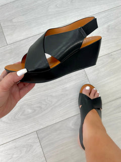 Load image into Gallery viewer, Clara wedges - black
