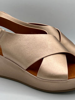 Load image into Gallery viewer, Clara wedges - rose gold
