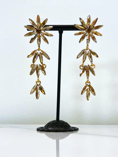 Load image into Gallery viewer, Daisy earrings
